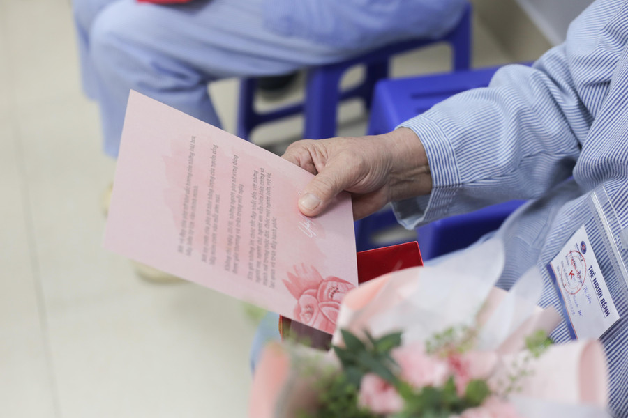 Khi trải qua quá trình xạ trị, hóa trị... những nữ bệnh nhân trở nên tự ti hơn về ngoại hình.