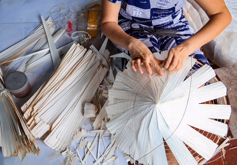 Vòng nón sau khi hoàn thành sẽ được xếp theo 3 lớp bao gồm 2 lớp lá lụi và một lớp mo nứa ở giữa.