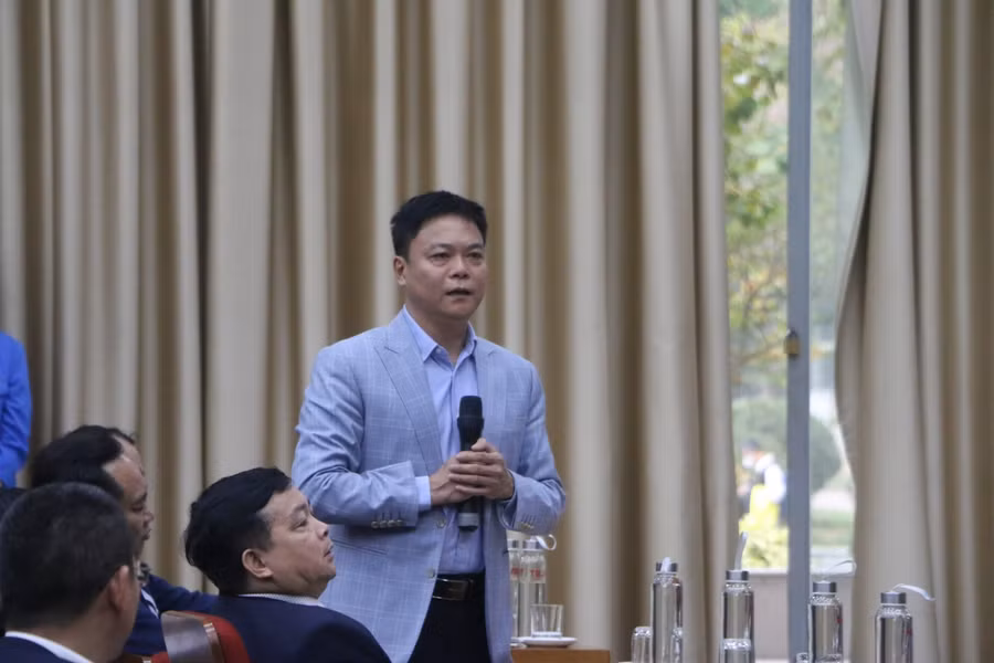 PGS.TS Nguyễn Phong Điền thảo luận tại hội nghị