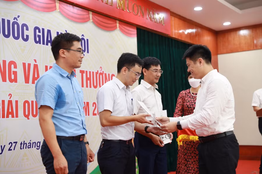 Trao thưởng cho các giáo viên có thành tích dạy học sinh giỏi