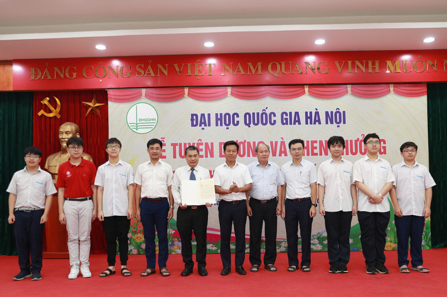Năm 2022 “bội thu” khi cả 6 học sinh tham gia các đội tuyển Olympic quốc tế Năm 2022 “bội thu” khi cả 6 học sinh tham gia các đội tuyển Olympic quốc tế