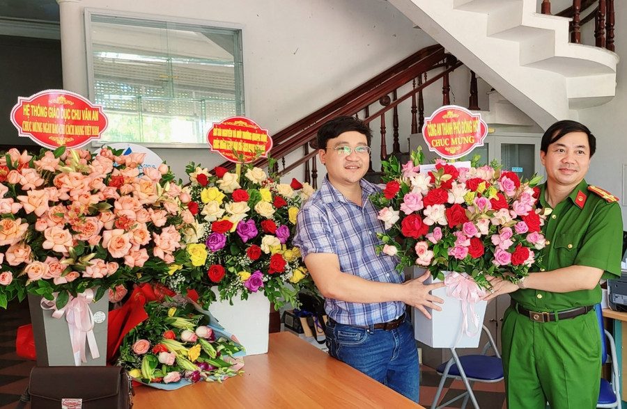 Công an TP Đồng Hới, Quảng Bình chúc mừng PV báo GD&TĐ nhân ngày 21/6. Công an TP Đồng Hới, Quảng Bình chúc mừng PV báo GD&TĐ nhân ngày 21/6.