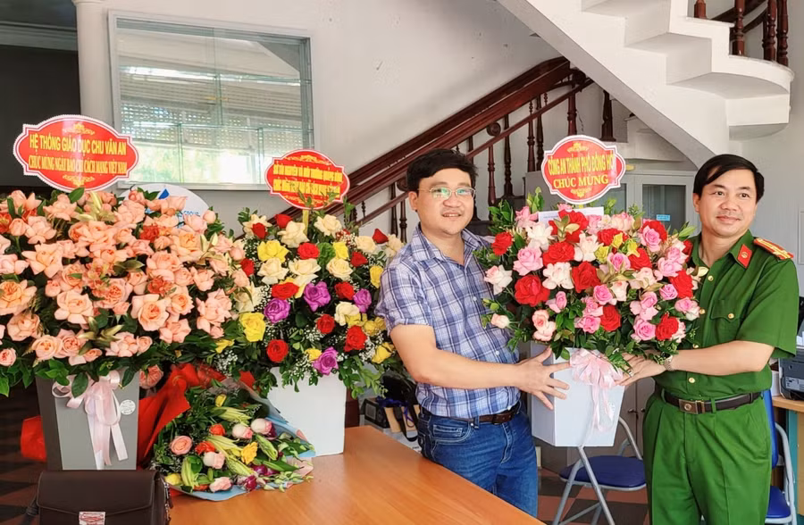 Công an TP Đồng Hới, Quảng Bình chúc mừng PV báo GD&amp;TĐ nhân ngày 21/6.