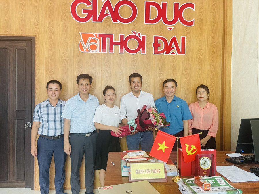 Đại diện lãnh đạo Sở GD&ĐT. Đại diện lãnh đạo Sở GD&ĐT.
