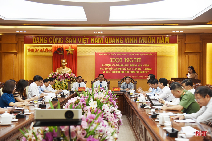 Ban Tuyên giáo Tỉnh ủy, Sở TT&TT và Hội Nhà báo Hà Tĩnh tổ chức hội nghị gặp mặt các cơ quan báo chí nhân Kỷ niệm 97 năm Ngày Báo chí Cách mạng Việt Nam. (Ảnh: Báo Hà Tĩnh). Ban Tuyên giáo Tỉnh ủy, Sở TT&TT và Hội Nhà báo Hà Tĩnh tổ chức hội nghị gặp mặt các cơ quan báo chí nhân Kỷ niệm 97 năm Ngày Báo chí Cách mạng Việt Nam. (Ảnh: Báo Hà Tĩnh).