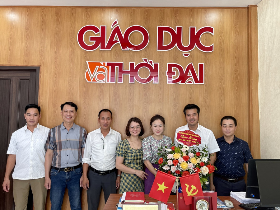 Nhân dịp này, các đơn vị trường học tại Hà Tĩnh cũng đã gửi hoa chúc mừng văn phòng Báo GD&TĐ khu vực MT-TN. Nhân dịp này, các đơn vị trường học tại Hà Tĩnh cũng đã gửi hoa chúc mừng văn phòng Báo GD&TĐ khu vực MT-TN.