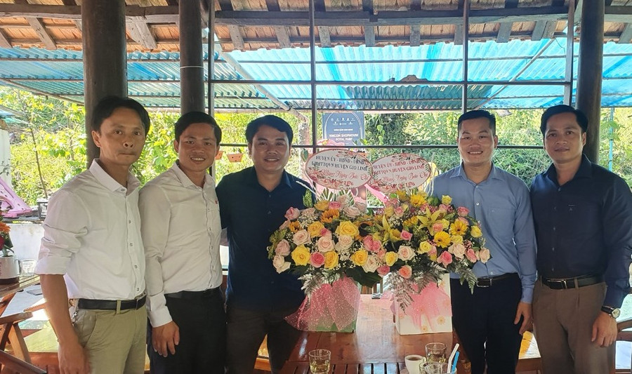 Lãnh đạo tỉnh Quảng Trị tặng hoa chúc mừng PV báo GD&TĐ. Lãnh đạo tỉnh Quảng Trị tặng hoa chúc mừng PV báo GD&TĐ.