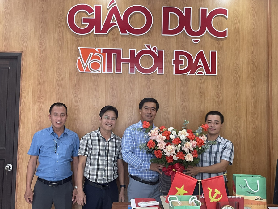Sở Nội Vụ Hà Tĩnh cùng các sở ban ngành tặng hoa chức mừng Báo GD&TĐ nhân dịp 97 năm Ngày Báo chí CMVN. Sở Nội Vụ Hà Tĩnh cùng các sở ban ngành tặng hoa chức mừng Báo GD&TĐ nhân dịp 97 năm Ngày Báo chí CMVN.