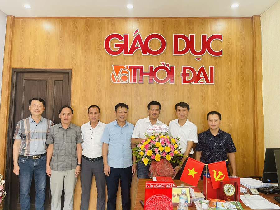 Phòng GD&ĐT huyện Hương Sơn... tặng hoa chúc mừng. Phòng GD&ĐT huyện Hương Sơn... tặng hoa chúc mừng.