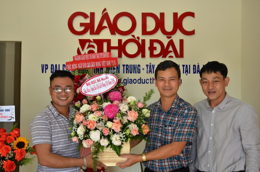 Đại diện Đại học Đà Nẵng chúc mừng Báo GD&TĐ. Đại diện Đại học Đà Nẵng chúc mừng Báo GD&TĐ.