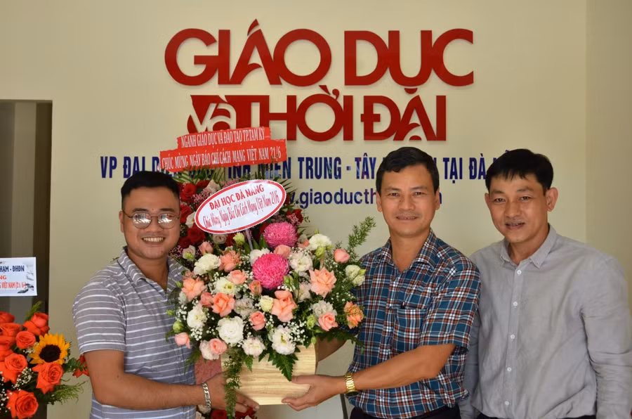 Đại diện Đại học Đà Nẵng chúc mừng Báo GD&amp;TĐ.