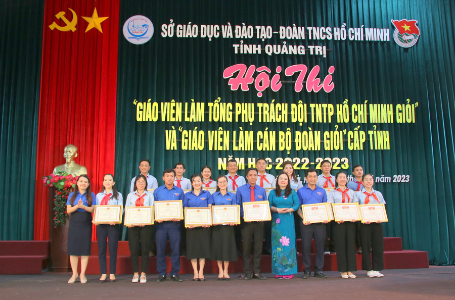 Các giáo viên xuất sắc được tặng Giấy khen của Sở GD&ĐT và Bằng khen của Tỉnh Đoàn. Các giáo viên xuất sắc được tặng Giấy khen của Sở GD&ĐT và Bằng khen của Tỉnh Đoàn.