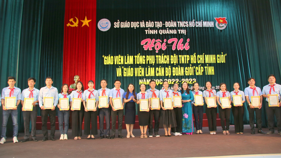 Lãnh đạo Sở GD&ĐT tỉnh Quảng Trị và Tỉnh Đoàn Quảng Trị trao giấy chứng nhận cho các giáo viên Tổng phụ trách Đội. Lãnh đạo Sở GD&ĐT tỉnh Quảng Trị và Tỉnh Đoàn Quảng Trị trao giấy chứng nhận cho các giáo viên Tổng phụ trách Đội.