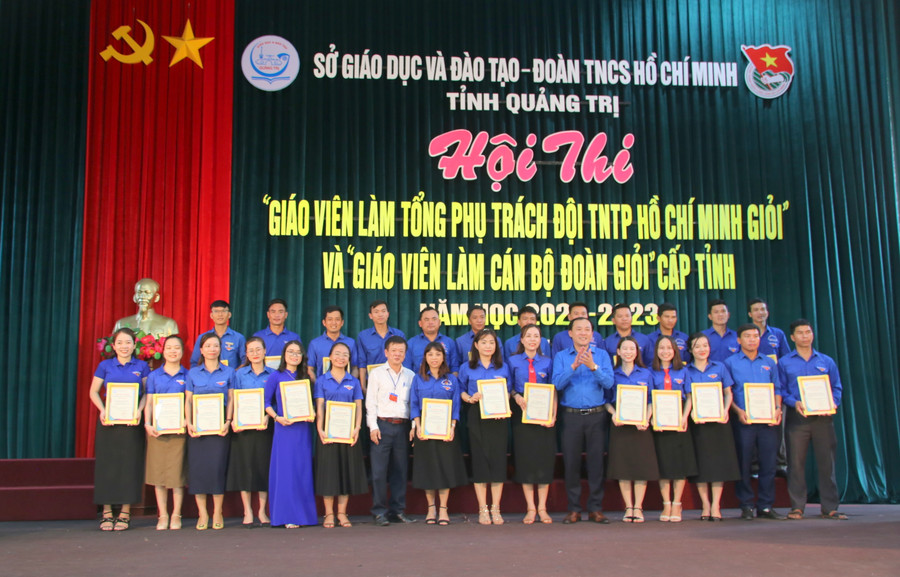 Các cán bộ Đoàn được tặng giấy chứng nhận tham gia hội thi. Các cán bộ Đoàn được tặng giấy chứng nhận tham gia hội thi.