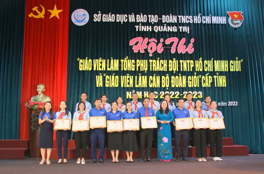 Các giáo viên xuất sắc được tặng Giấy khen của Sở GD&amp;ĐT và Bằng khen của Tỉnh Đoàn.