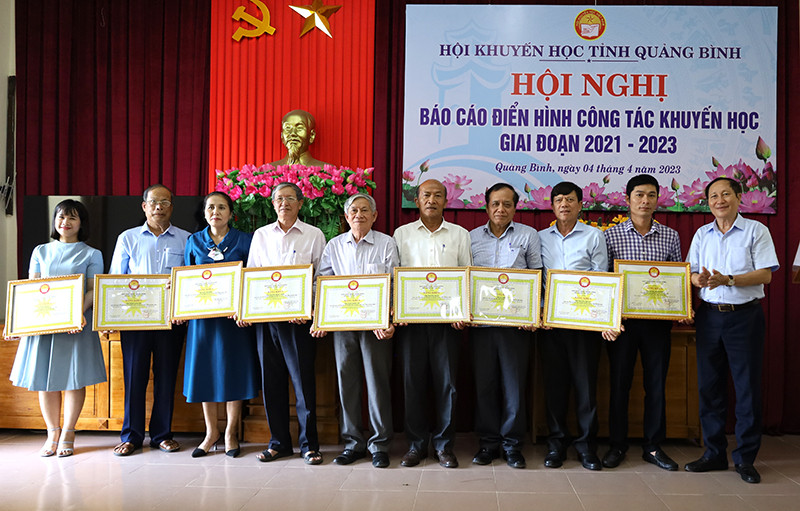 Các tập thể, cá nhân được nhận Bằng khen. Các tập thể, cá nhân được nhận Bằng khen.