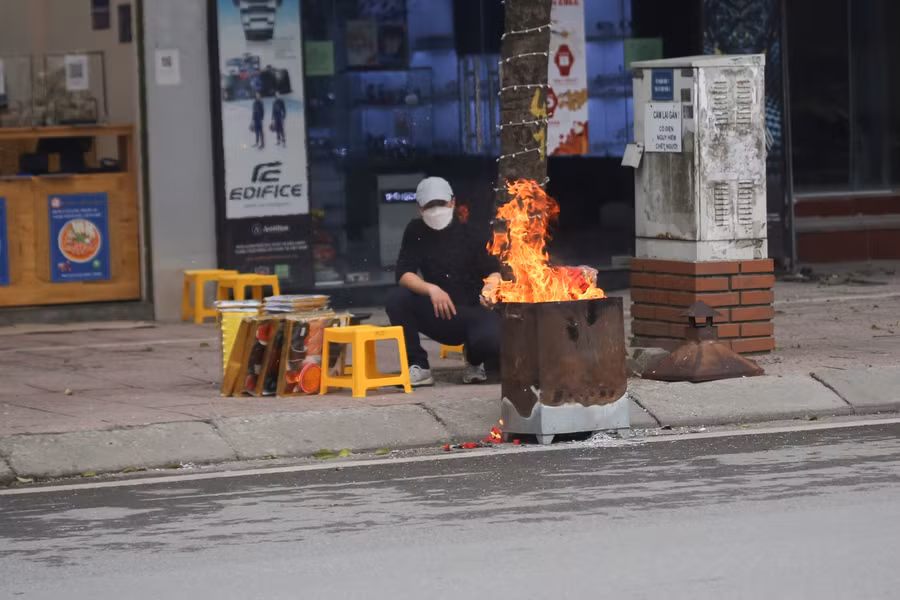 Người dân thả cá chép, thả luôn bát hương xuống hồ ngày ông Công ông Táo ảnh 14