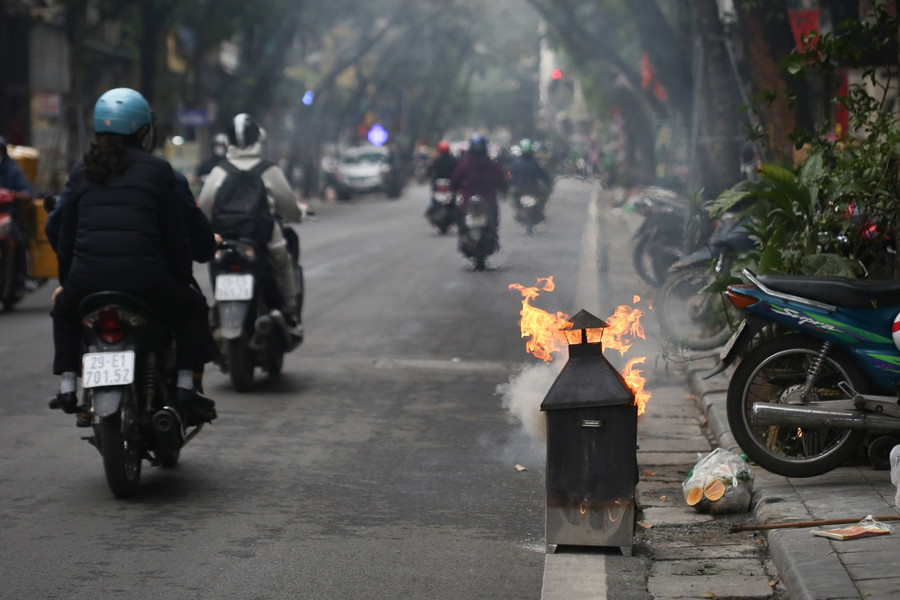 Người dân thả cá chép, thả luôn bát hương xuống hồ ngày ông Công ông Táo ảnh 11