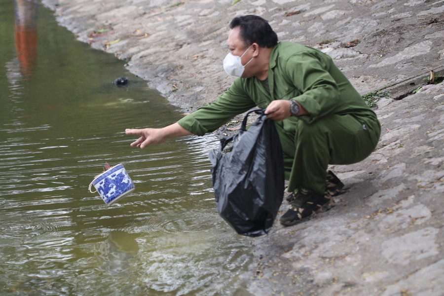 Nhưng nhiều người lại ném bát hương, hương.... xuống hồ.