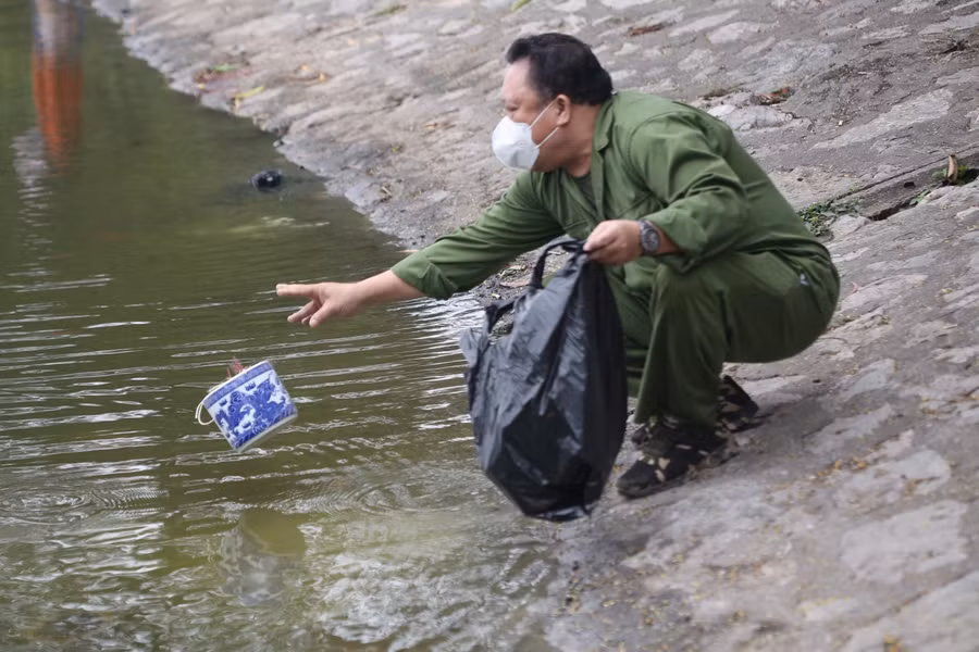 Nhưng nhiều người lại ném bát hương, hương.... xuống hồ.