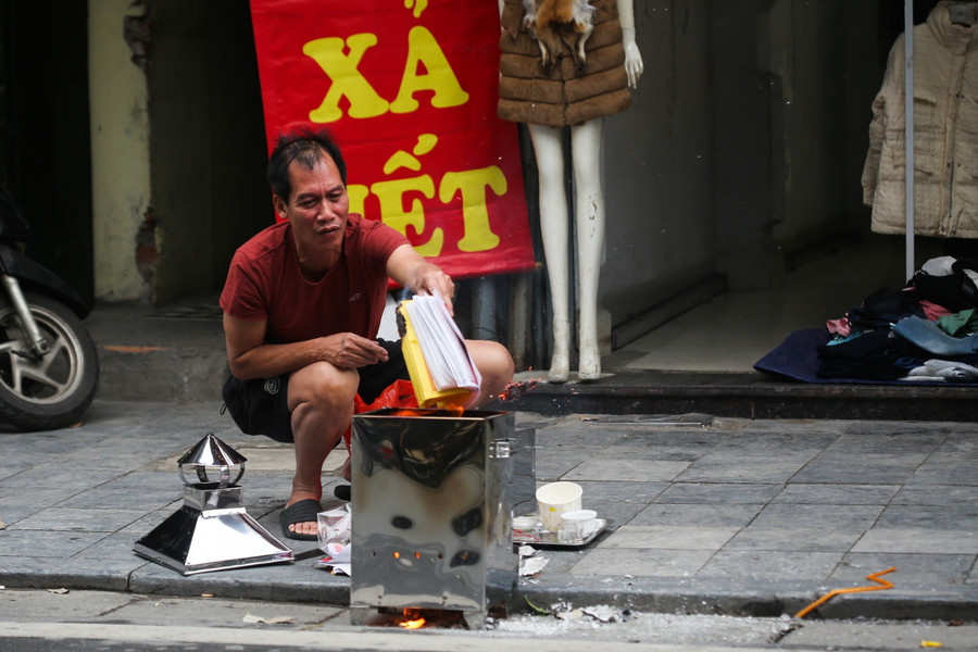 Người dân thả cá chép, thả luôn bát hương xuống hồ ngày ông Công ông Táo ảnh 13