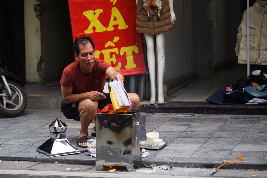 Người dân thả cá chép, thả luôn bát hương xuống hồ ngày ông Công ông Táo ảnh 13