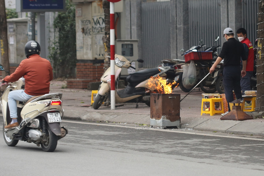 Tại nhiều tuyến phố, người dân cho cả xuống lòng đường để đốt.