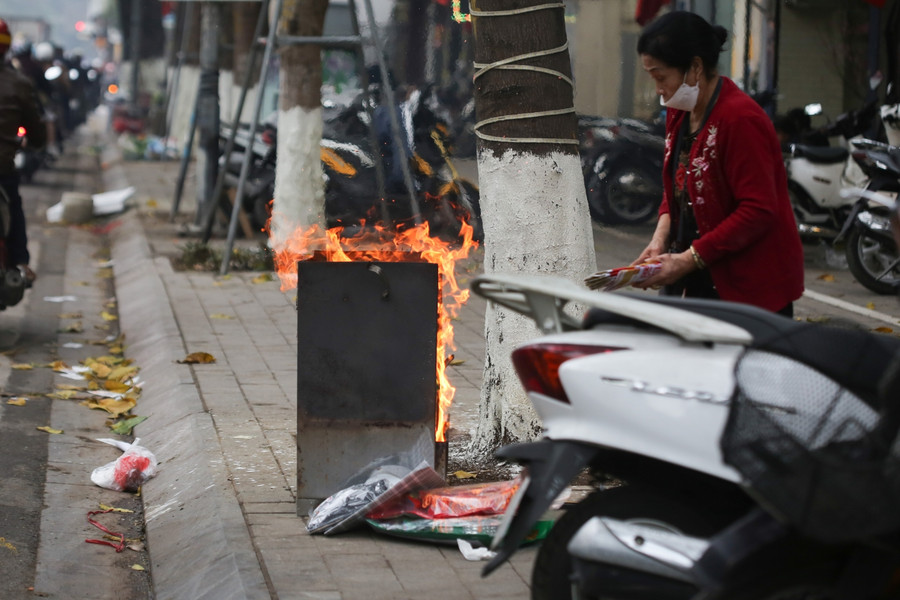Cùng với đó trong nhiều tuyến phố tại Hà Nội, người dân mang vàng mã ra sát lề đường để hóa.