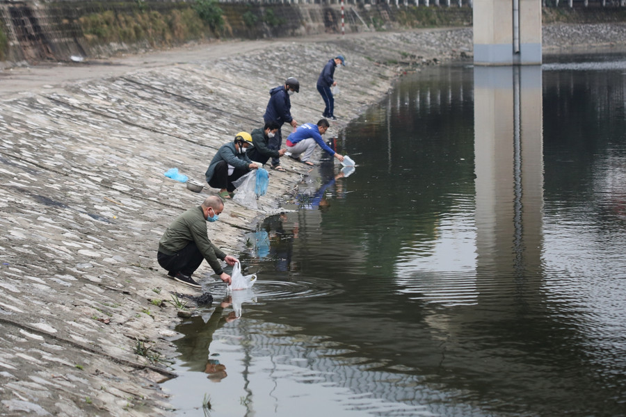Theo tín ngưỡng dân gian, việc cúng &quot;&quot;ông Công, ông Táo&quot;&quot; là để các gia đình tiễn &quot;&quot;Thần bếp&quot;&quot; lên chầu trời, báo cáo việc bếp núc, làm ăn, cư xử... của gia đình trong năm đó.