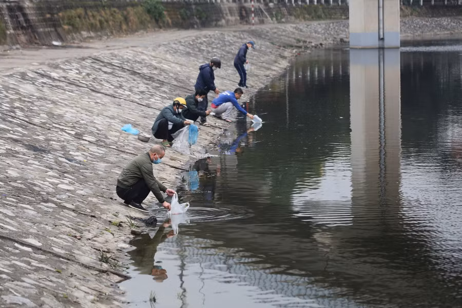 Theo tín ngưỡng dân gian, việc cúng ""ông Công, ông Táo"" là để các gia đình tiễn ""Thần bếp"" lên chầu trời, báo cáo việc bếp núc, làm ăn, cư xử... của gia đình trong năm đó.