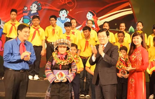 Chủ tịch nước Trương Tấn Sang và Bí thư thứ nhất Trương Đoàn TNCH Hồ Chí Minh Nguyễn Đắc Vinh tặng danh hiệu Cháu ngoan Bác Hồ cho các em