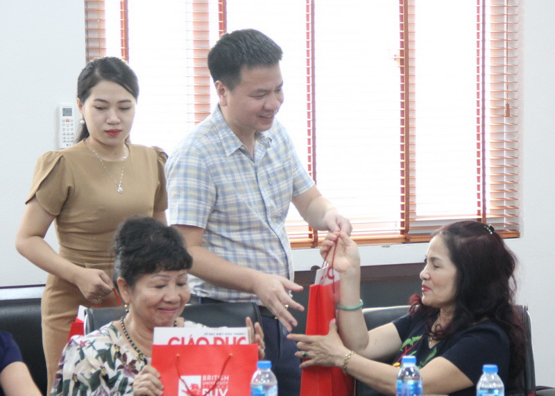 Và tri ân các bậc tiền bối - những người đã góp phần xây dựng lên ngôi nhà chung Báo Giáo dục & Thời đại Và tri ân các bậc tiền bối - những người đã góp phần xây dựng lên ngôi nhà chung Báo Giáo dục & Thời đại