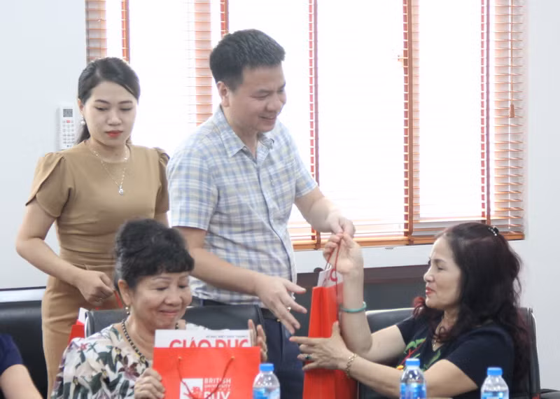 Và tri ân các bậc tiền bối - những người đã góp phần xây dựng lên ngôi nhà chung Báo Giáo dục & Thời đại