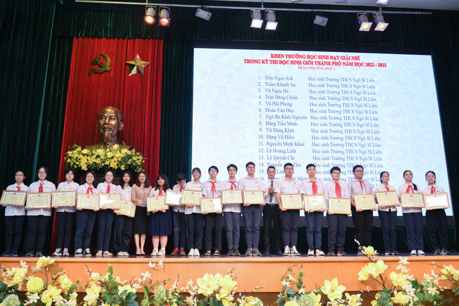 Học sinh tiểu học và trung học cơ sở của quận đã đạt tổng số 797 giải thưởng cấp thành phố trở lên, bao gồm 223 huy chương quốc tế, 397 giải quốc gia và 178 giải cấp thành phố. Học sinh tiểu học và trung học cơ sở của quận đã đạt tổng số 797 giải thưởng cấp thành phố trở lên, bao gồm 223 huy chương quốc tế, 397 giải quốc gia và 178 giải cấp thành phố.