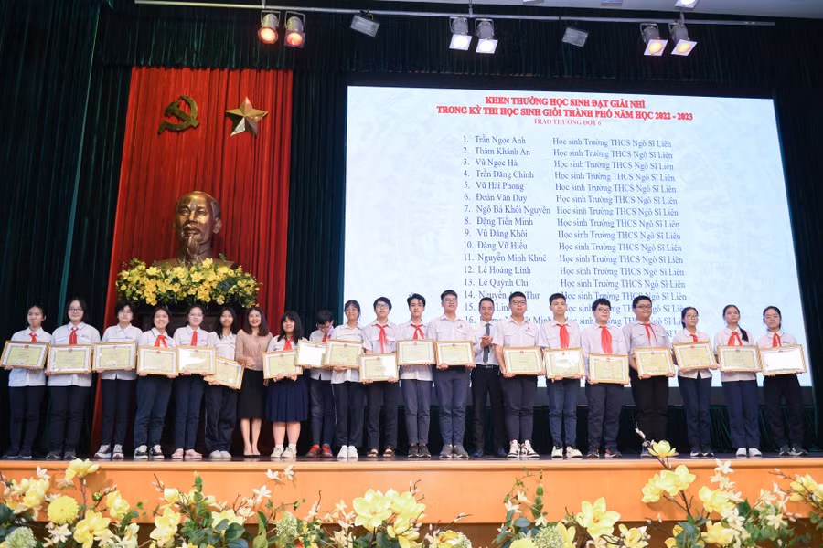 Học sinh tiểu học và trung học cơ sở của quận đã đạt tổng số 797 giải thưởng cấp thành phố trở lên, bao gồm 223 huy chương quốc tế, 397 giải quốc gia và 178 giải cấp thành phố.