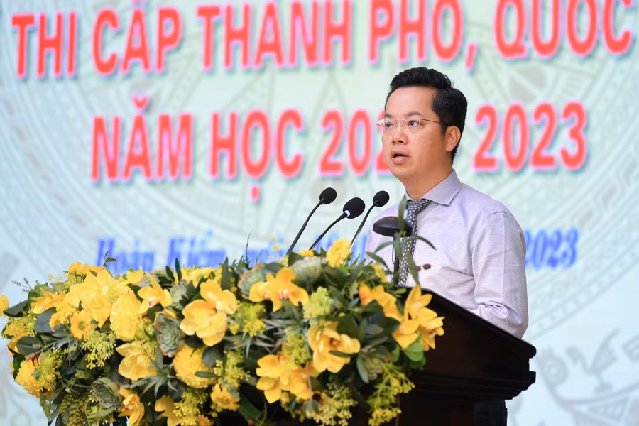 Bí thư quận Ủy quận Hoàn Kiếm Vũ Đăng Định phát biểu tại lễ tuyên dương.