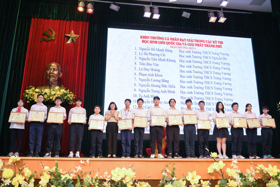 Học sinh tiểu học và trung học cơ sở của quận đã đạt tổng số 797 giải thưởng cấp thành phố trở lên, bao gồm 223 huy chương quốc tế, 397 giải quốc gia và 178 giải cấp thành phố. Học sinh tiểu học và trung học cơ sở của quận đã đạt tổng số 797 giải thưởng cấp thành phố trở lên, bao gồm 223 huy chương quốc tế, 397 giải quốc gia và 178 giải cấp thành phố.