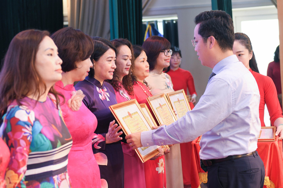 Ông Vũ Đăng Định trao bằng khen cho các tập thể có thành tích xuất sắc trong năm học vừa qua. Ông Vũ Đăng Định trao bằng khen cho các tập thể có thành tích xuất sắc trong năm học vừa qua.