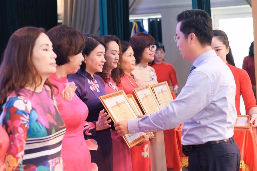 Ông Vũ Đăng Định trao bằng khen cho các tập thể có thành tích xuất sắc trong năm học vừa qua.