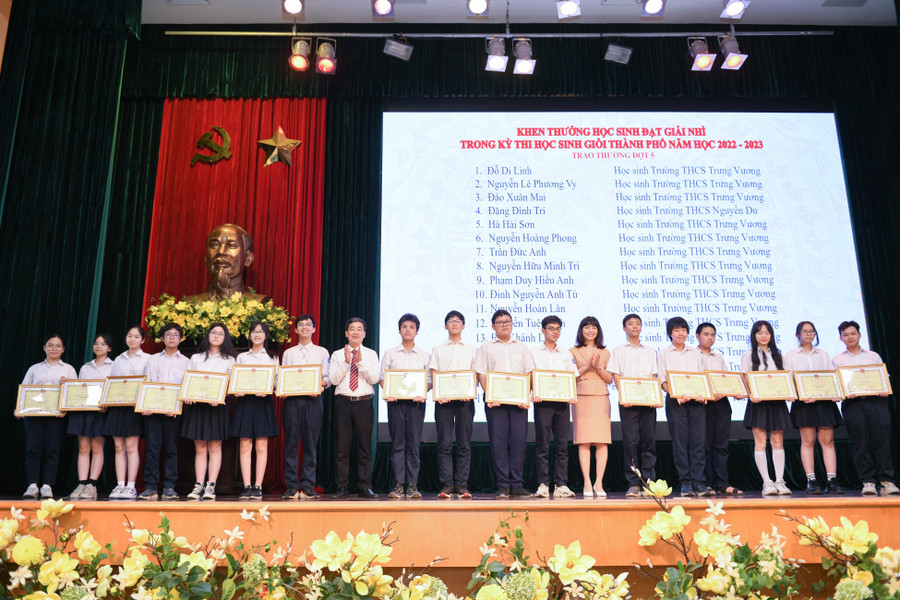 Học sinh tiểu học và trung học cơ sở của quận đã đạt tổng số 797 giải thưởng cấp thành phố trở lên, bao gồm 223 huy chương quốc tế, 397 giải quốc gia và 178 giải cấp thành phố. Học sinh tiểu học và trung học cơ sở của quận đã đạt tổng số 797 giải thưởng cấp thành phố trở lên, bao gồm 223 huy chương quốc tế, 397 giải quốc gia và 178 giải cấp thành phố.