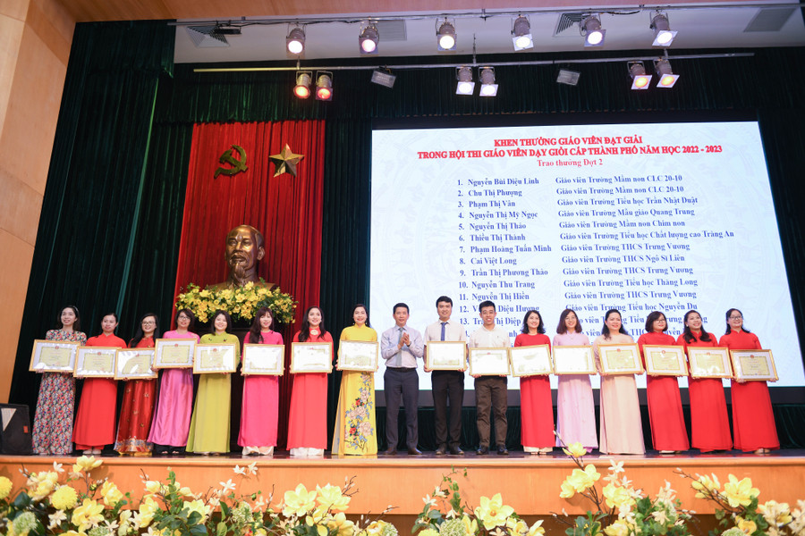 Ông Phạm Tuấn Long- Chủ tịch UBND quận Hoàn Kiếm trao bằng khen cho giáo viên đạt giải trong hội thi giáo viên dạy giỏi cấp thành phố. Ông Phạm Tuấn Long- Chủ tịch UBND quận Hoàn Kiếm trao bằng khen cho giáo viên đạt giải trong hội thi giáo viên dạy giỏi cấp thành phố.