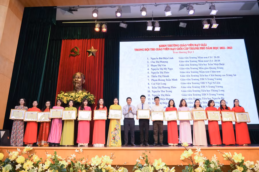 Ông Phạm Tuấn Long- Chủ tịch UBND quận Hoàn Kiếm trao bằng khen cho giáo viên đạt giải trong hội thi giáo viên dạy giỏi cấp thành phố.