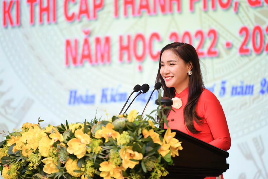 Thay mặt giáo viên quận Hoàn Kiếm, cô giáo Nguyễn Thu Trang- Tiểu Học Thăng Long phát biểu tại lễ tuyên dương. Thay mặt giáo viên quận Hoàn Kiếm, cô giáo Nguyễn Thu Trang- Tiểu Học Thăng Long phát biểu tại lễ tuyên dương.