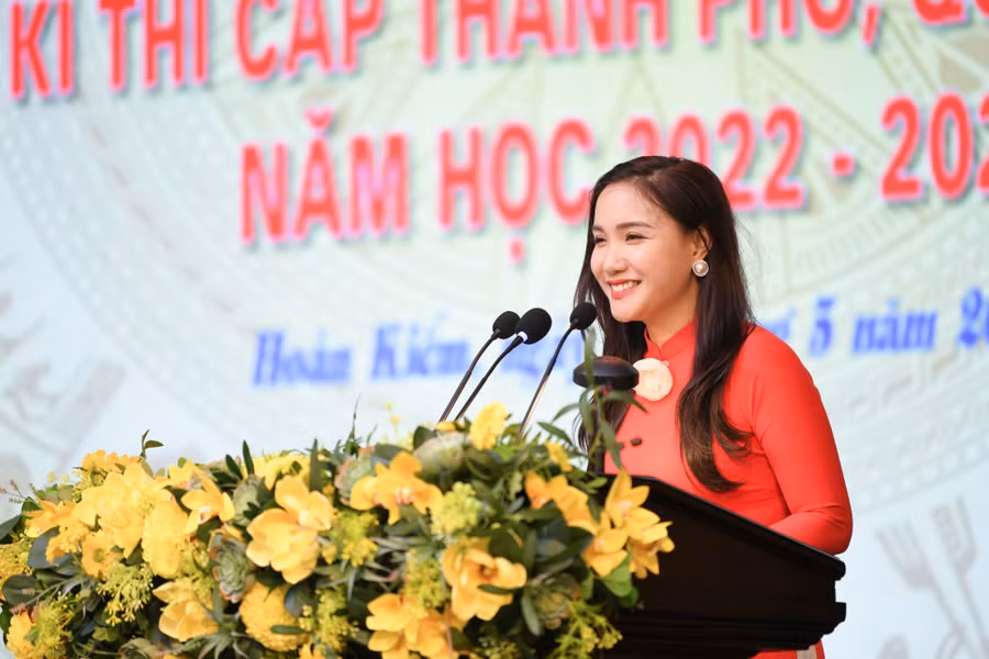 Thay mặt giáo viên quận Hoàn Kiếm, cô giáo Nguyễn Thu Trang- Tiểu Học Thăng Long phát biểu tại lễ tuyên dương.