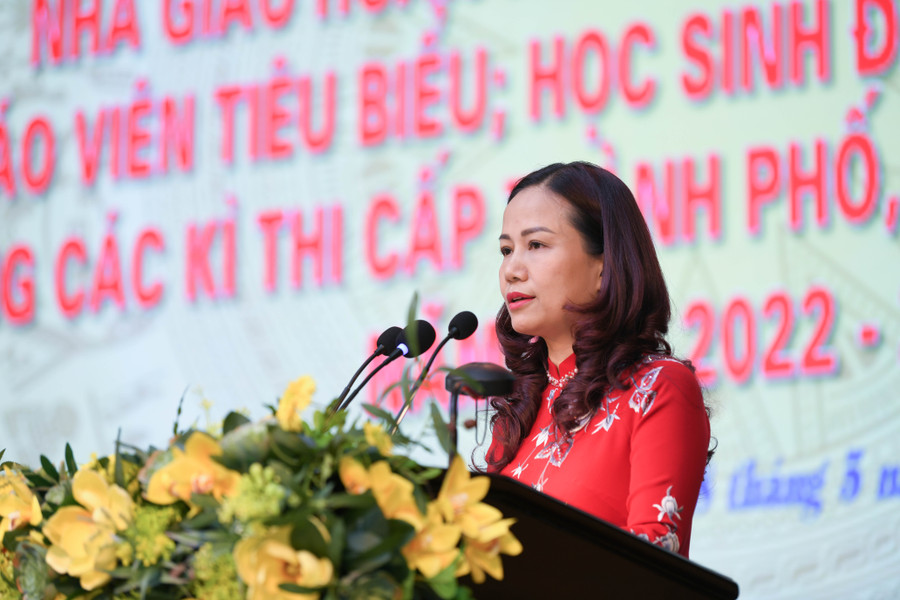 Trưởng phòng Giáo dục quận Hoàn Kiếm Vương Hương Giang phát biểu tại lễ tuyên dương. Trưởng phòng Giáo dục quận Hoàn Kiếm Vương Hương Giang phát biểu tại lễ tuyên dương.