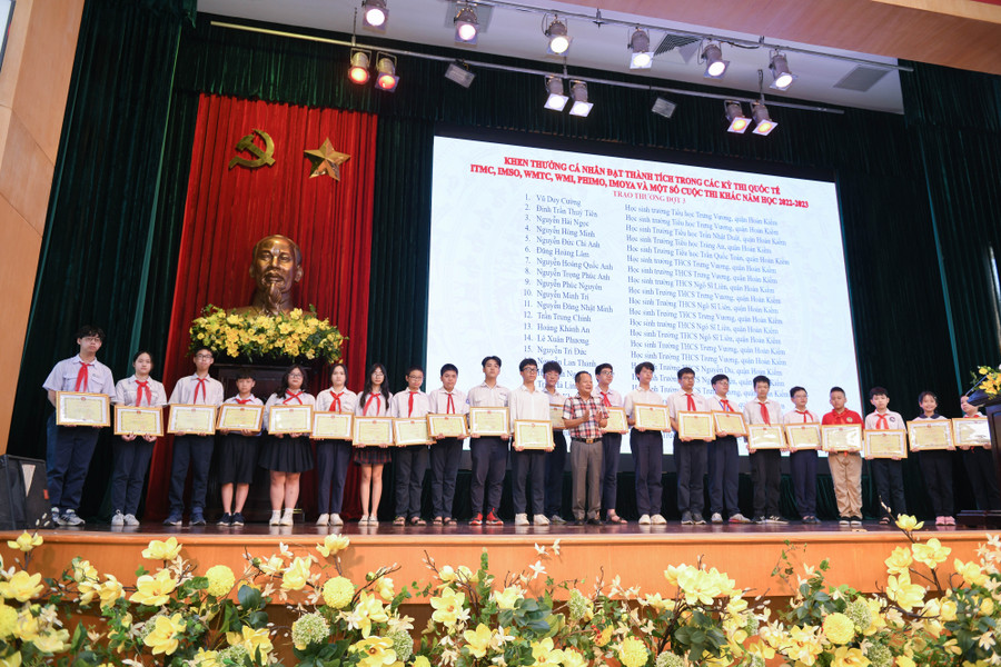 Học sinh tiểu học và trung học cơ sở của quận đã đạt tổng số 797 giải thưởng cấp thành phố trở lên, bao gồm 223 huy chương quốc tế, 397 giải quốc gia và 178 giải cấp thành phố. Học sinh tiểu học và trung học cơ sở của quận đã đạt tổng số 797 giải thưởng cấp thành phố trở lên, bao gồm 223 huy chương quốc tế, 397 giải quốc gia và 178 giải cấp thành phố.