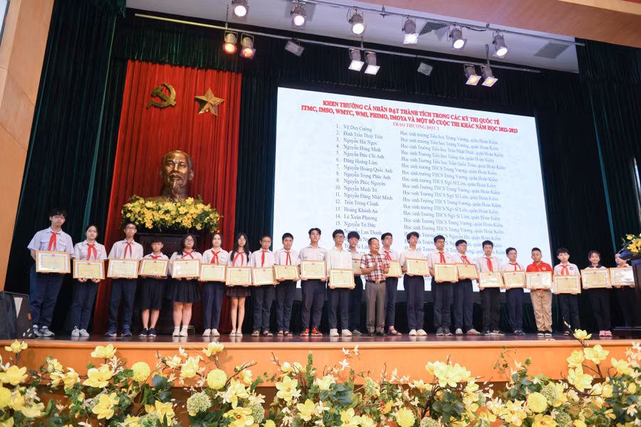 Học sinh tiểu học và trung học cơ sở của quận đã đạt tổng số 797 giải thưởng cấp thành phố trở lên, bao gồm 223 huy chương quốc tế, 397 giải quốc gia và 178 giải cấp thành phố.