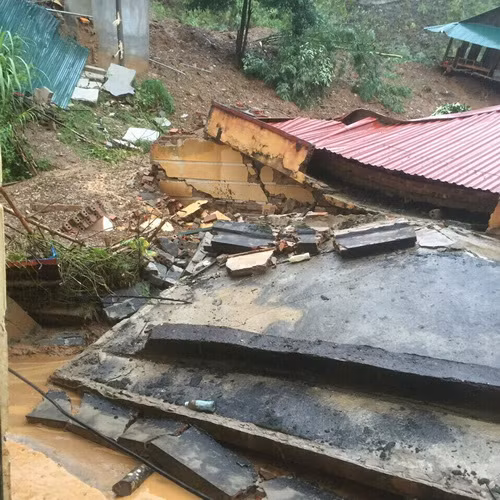 Ngổn ngang trong mưa lũ