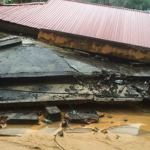 Toàn bộ 6 phòng học nhà 2 tầng, 5 phòng học nhà 1 tầng và khu nhà công vụ của Trường tiểu học Trung Sơn bị xóa sổ