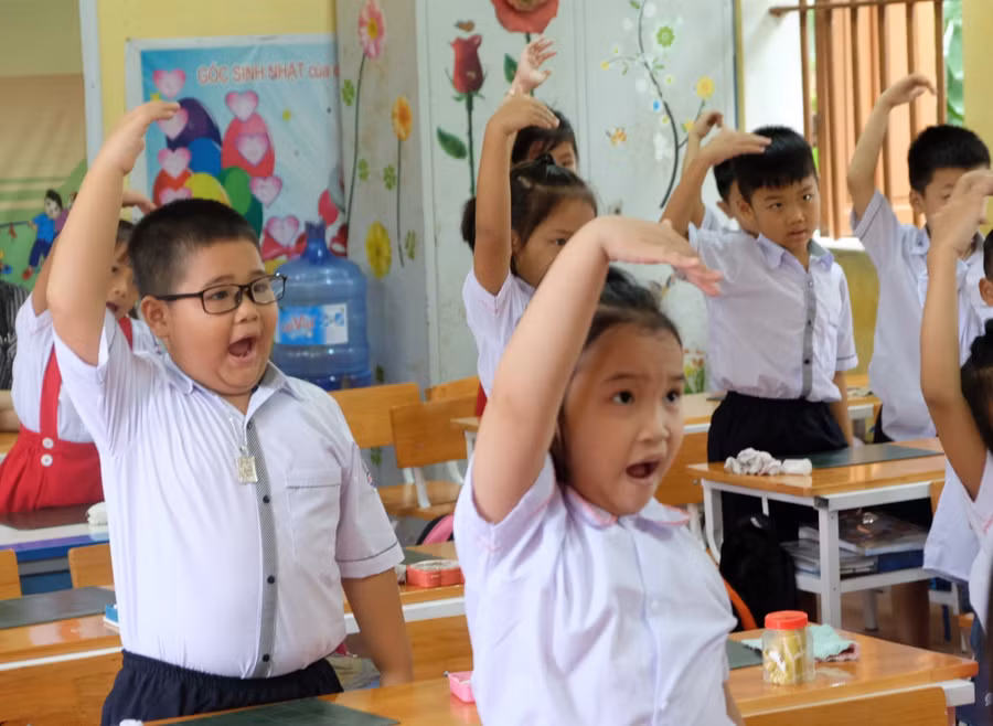 Học sinh lớp 1 A, Trường tiểu học Đông La (Đông Hưng, Thái Bình) trong giờ học tiếng Việt